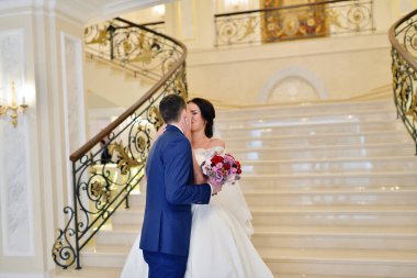 Birbirlerine sarılıyorlar.