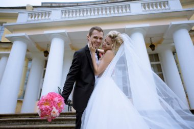 Düğün çifti sarılma