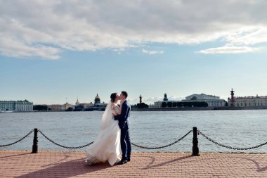 nehir kenarında sarılma Çift