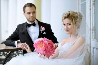 güzel çift doğa üzerinde