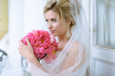 Pembe buket gelinle Güzellik