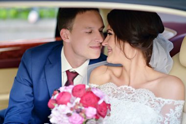 Arabaya sarılma Çift