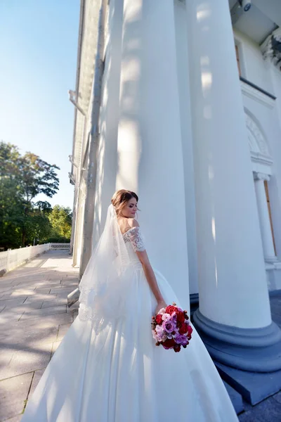 Noiva em vestido de noiva com buquê — Fotografia de Stock