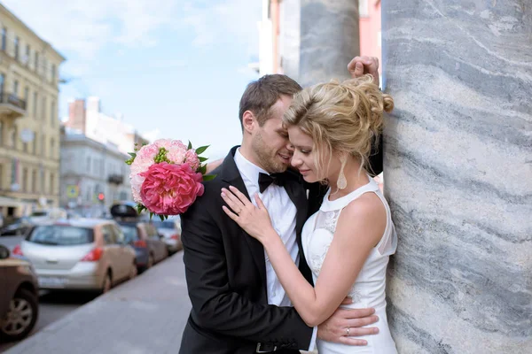 Boda pareja abrazos — Foto de Stock