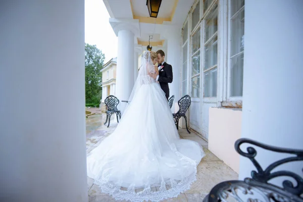 Belo casal na natureza — Fotografia de Stock