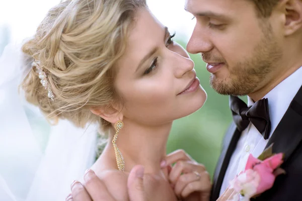 Pareja en jardín verde — Foto de Stock