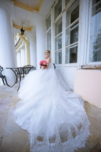 Bruden i brudklänning med bukett — Stockfoto