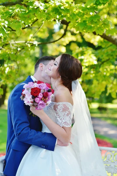 Feliz casal abraçando uns aos outros — Fotografia de Stock