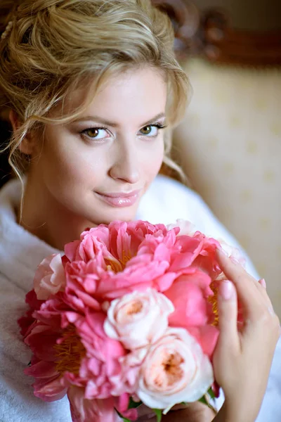 Mariée beauté avec bouquet — Photo