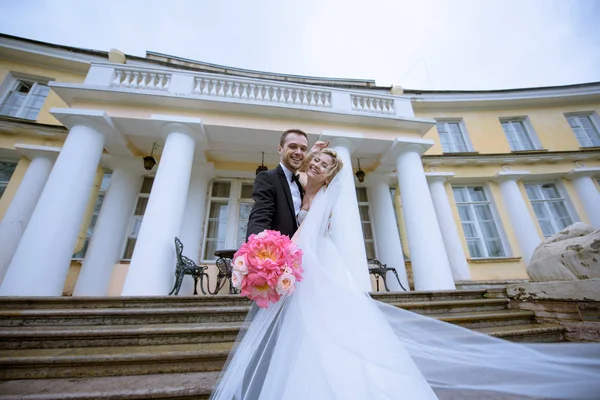 Casamento casal abraçando uns aos outros — Fotografia de Stock