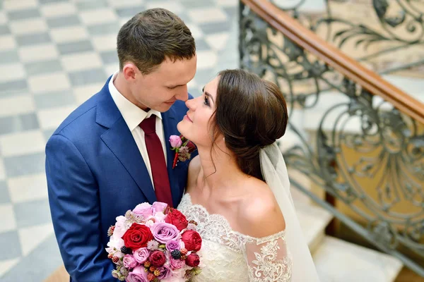 Casamento bonito casal interior — Fotografia de Stock