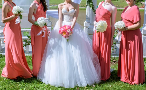 Bridesmaids and bride with bouquets — Stock Photo, Image