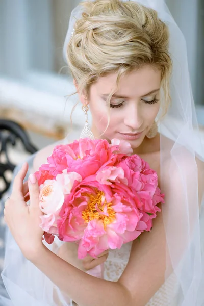Bruid met roze boeket — Stockfoto
