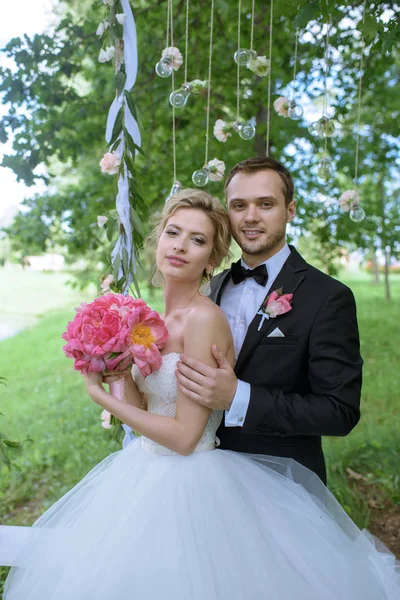 Paar op groene tuin bruiloft — Stockfoto