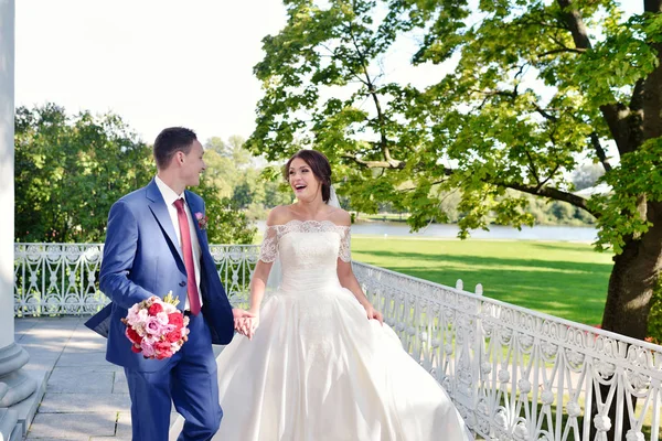 Paar lopen op park — Stockfoto