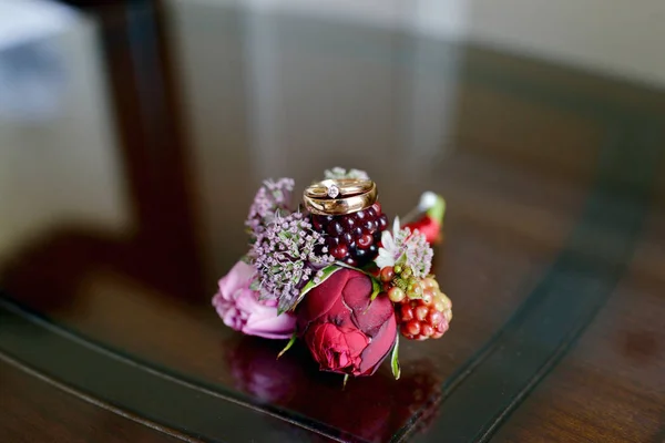 Bouquet pour mariée avec anneaux — Photo