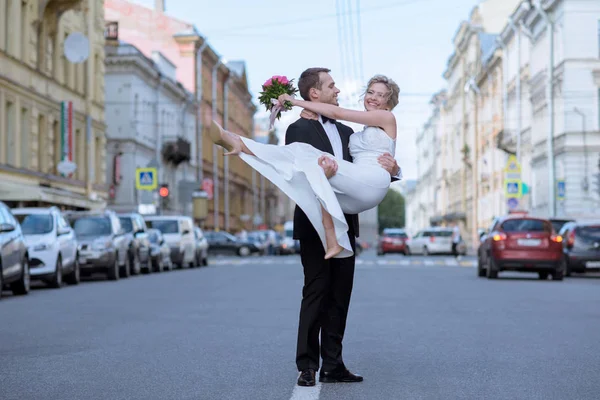 Pareja de boda en la calle ciudad —  Fotos de Stock