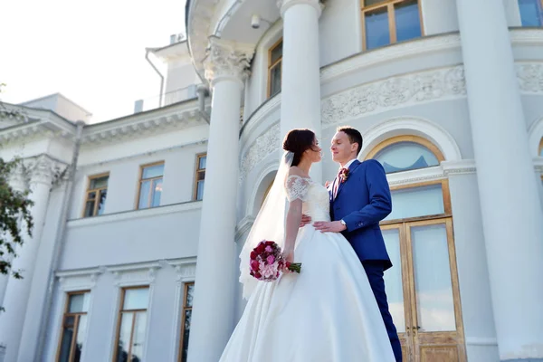 Matrimonio coppia abbracci — Foto Stock