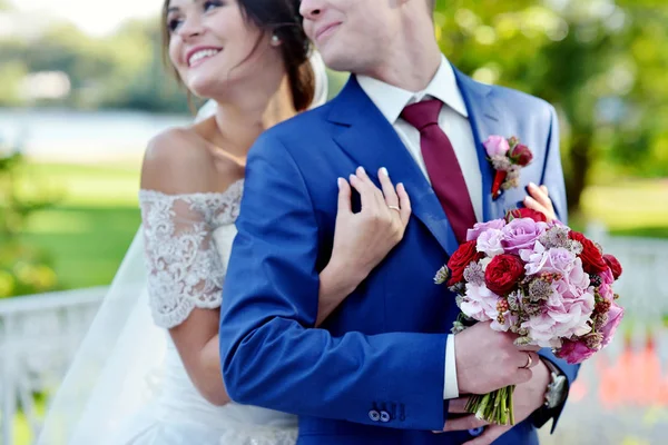 Paar knuffelen op park — Stockfoto