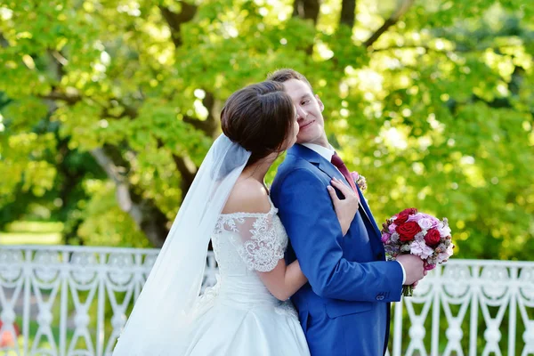 Wedding couple kissing — Stock Photo, Image