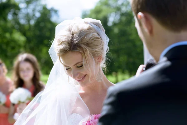 Couple enregistrant le mariage sur la nature — Photo