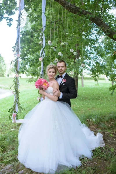 Paar op groene tuin bruiloft — Stockfoto