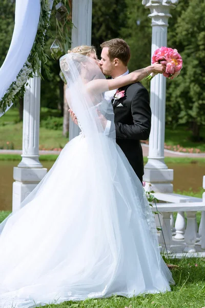 Noiva e noivo registrando casamento — Fotografia de Stock