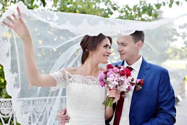 Casamento casal na natureza — Fotografia de Stock