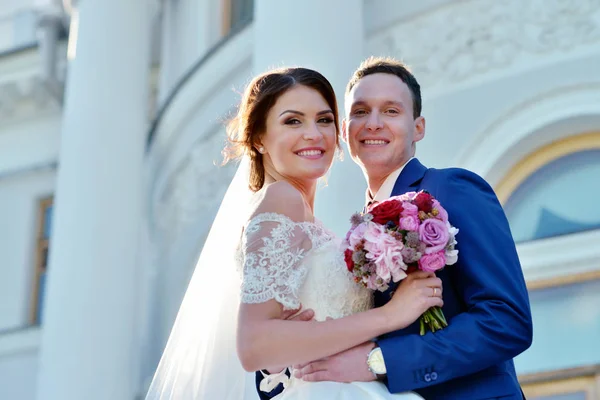 Bonito abraço casal — Fotografia de Stock