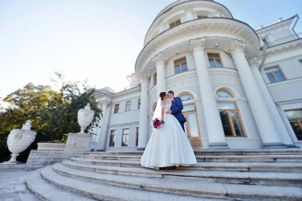 Matrimonio coppia abbracci — Foto Stock