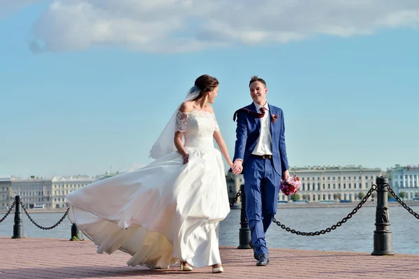 Casal segurando um ao outro — Fotografia de Stock