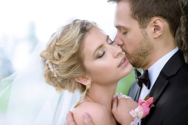 Hochzeitspaar im Garten — Stockfoto