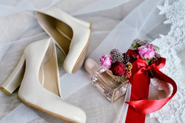 Boeket en schoenen voor de bruid — Stockfoto