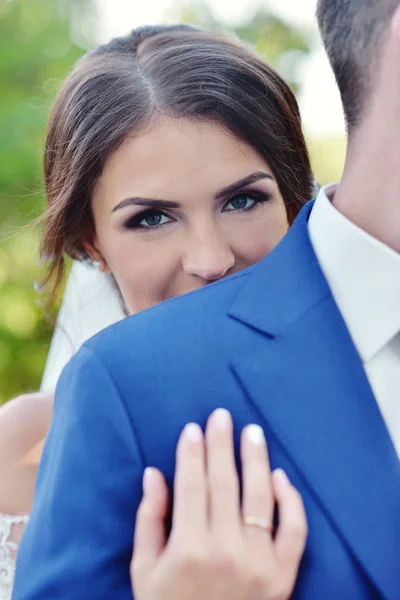 Pareja abrazándose en el jardín — Foto de Stock