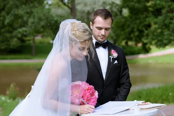 Couple registering marriage — Stock Photo, Image