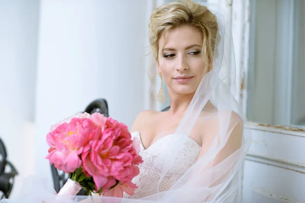 Невеста красоты с розовым букетом — стоковое фото