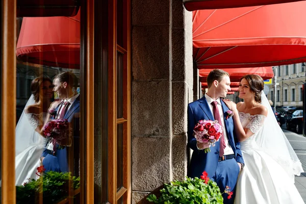 Boda pareja en la naturaleza — Foto de Stock