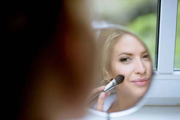 Belleza novia haciendo maquillaje —  Fotos de Stock