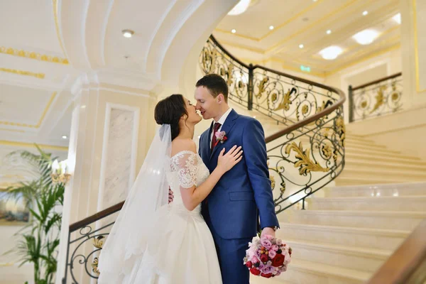 Casamento casal beijando — Fotografia de Stock