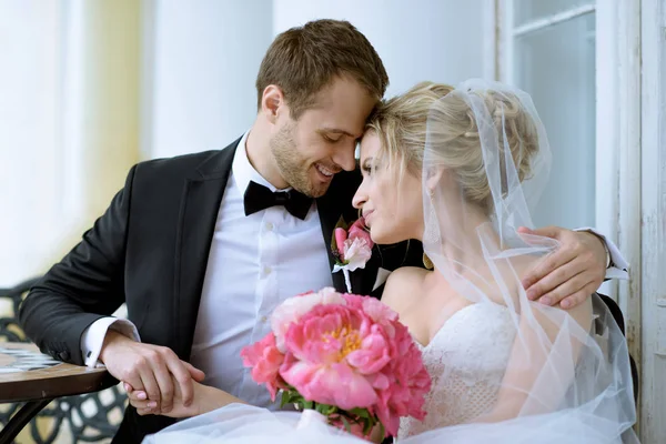 Bonito abraço casal — Fotografia de Stock