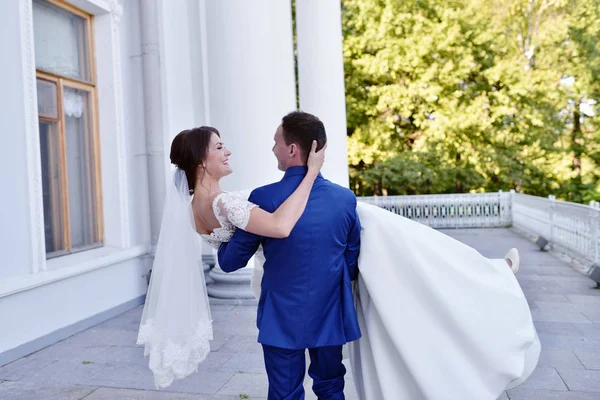 Pareja abrazándose a la naturaleza — Foto de Stock