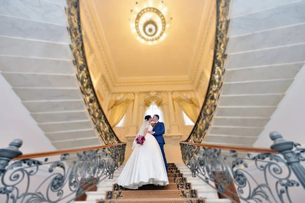 美しい結婚式のカップルのキス — ストック写真