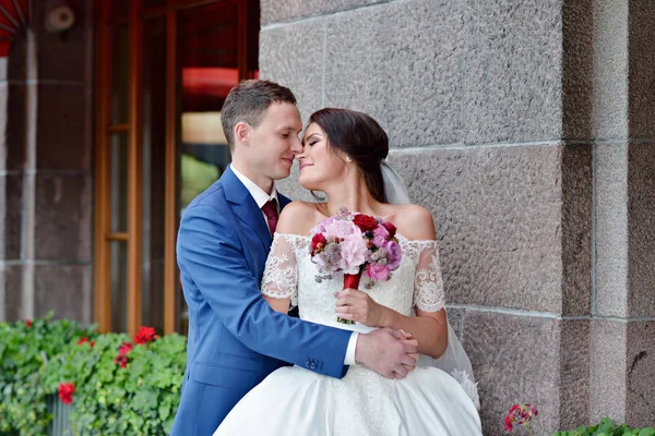 Feliz pareja abrazándose — Foto de Stock