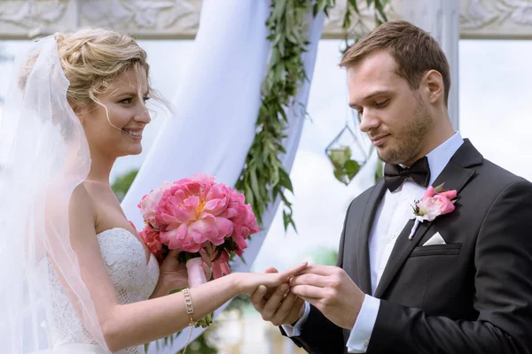 Pareja de boda que registra matrimonio —  Fotos de Stock