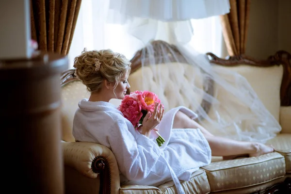 Braut mit Blumenstrauß drinnen — Stockfoto