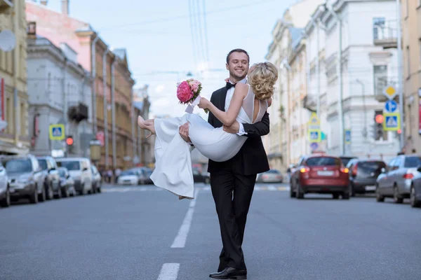 Pareja de boda en la calle ciudad —  Fotos de Stock