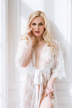 Güzel seksi Bayan zarif beyaz elbise içinde