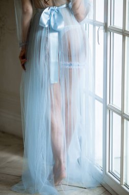 Zarif mavi bornoz ve jartiyer güzel seksi Bayan