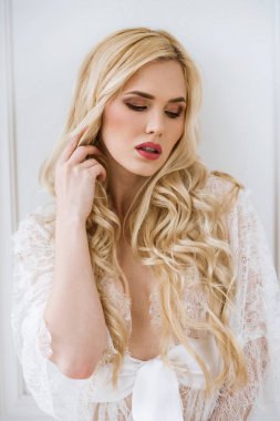 Beyaz elbise kapalı içinde sevimli Bayan moda kadın portresi