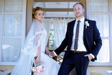 Evlilik çift niteliğine birbirlerine sarılıyor